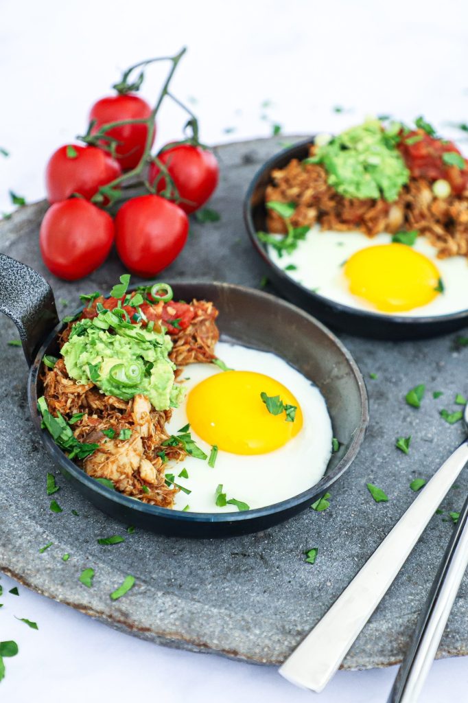 Sund morgenmad - Opskrift på spejlæg med mexicansk kylling