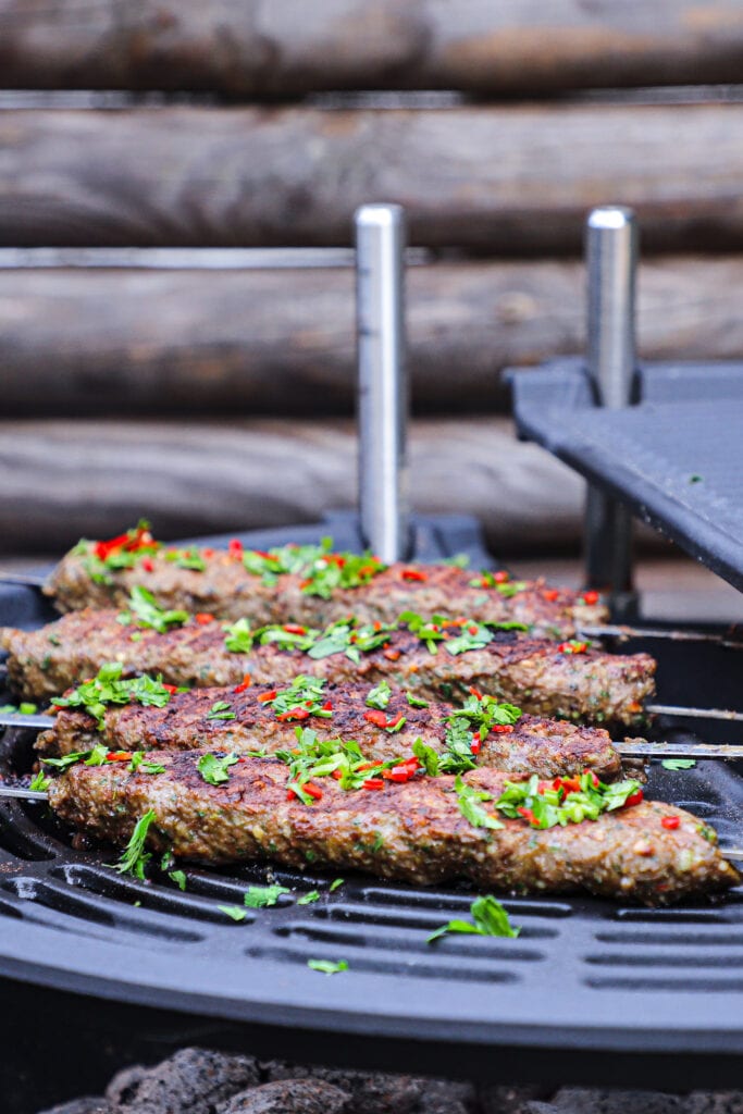 Köfte på spyd - Opskrift på krydrede tyrkiske frikadeller