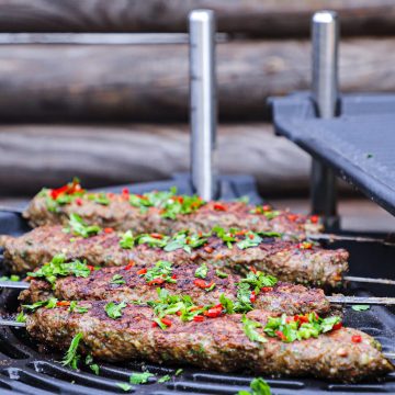 Köfte på spyd - Opskrift på krydrede tyrkiske frikadeller