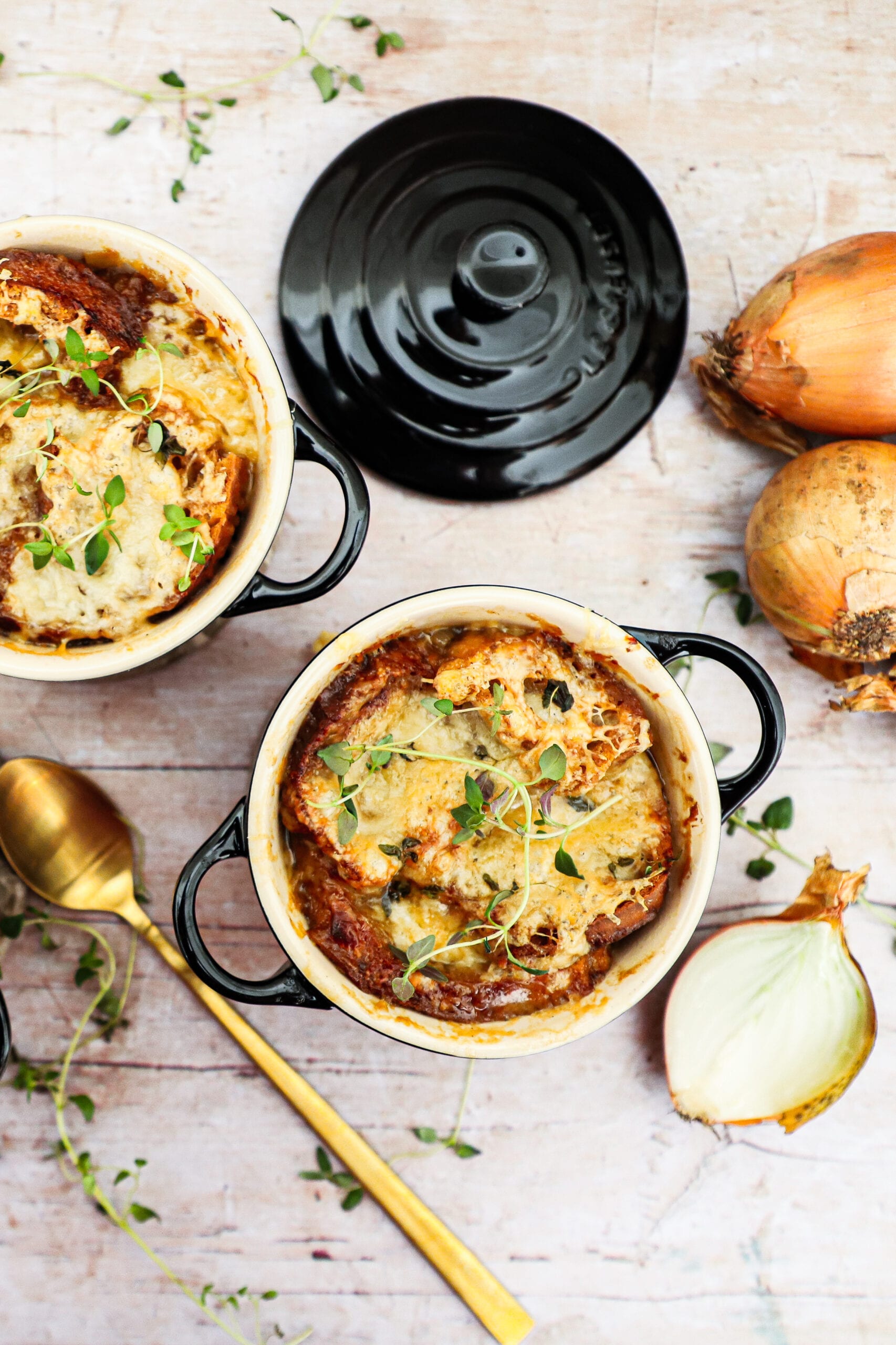 Fransk løgsuppe - Opskrift på klassisk fransk løgsuppe