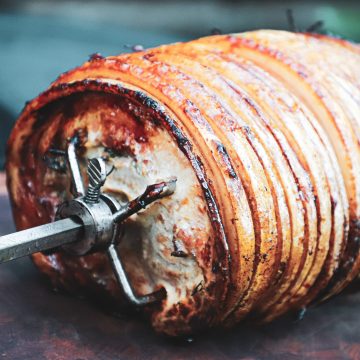 Porchetta - Opskrift på italiensk rullesteg på rotisseri