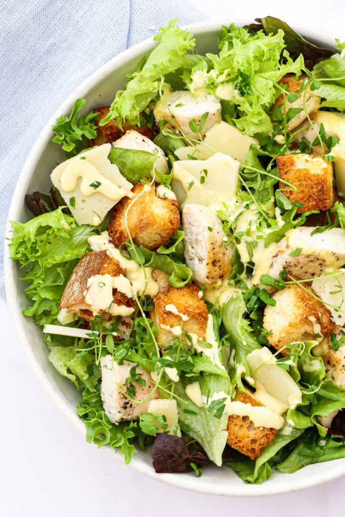 Cæsarsalat - Opskrift på klassisk ceasar salat med kylling
