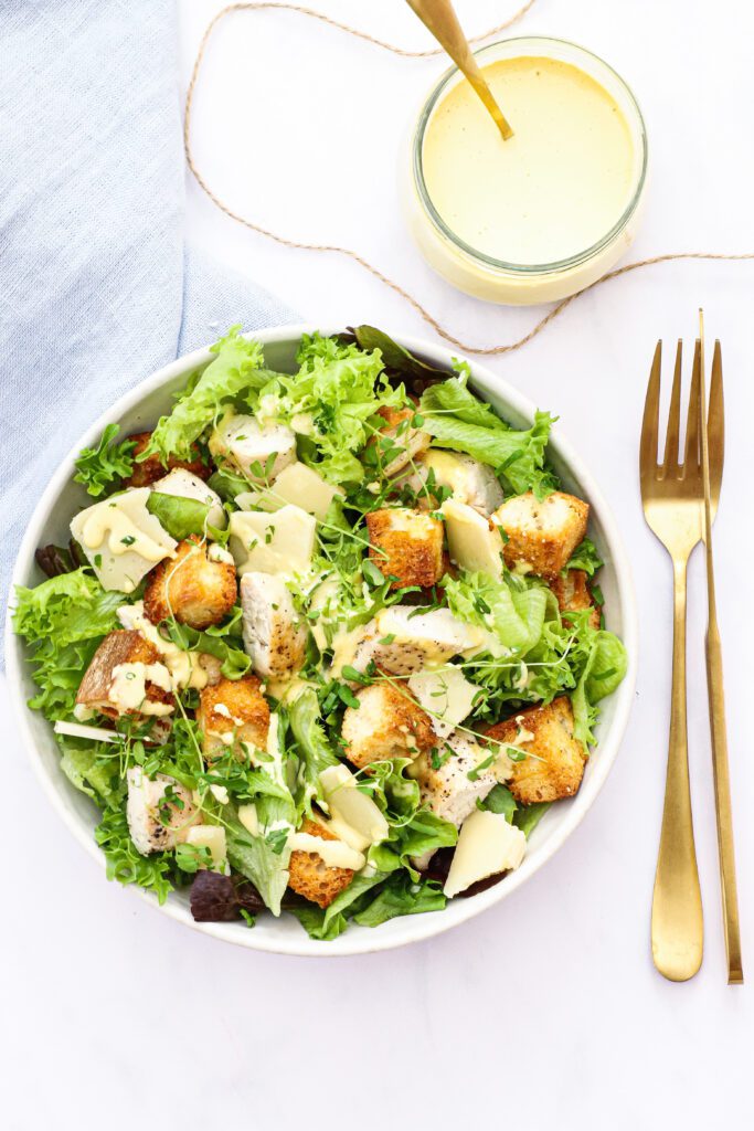 Cæsarsalat - Opskrift på klassisk ceasar salat med kylling