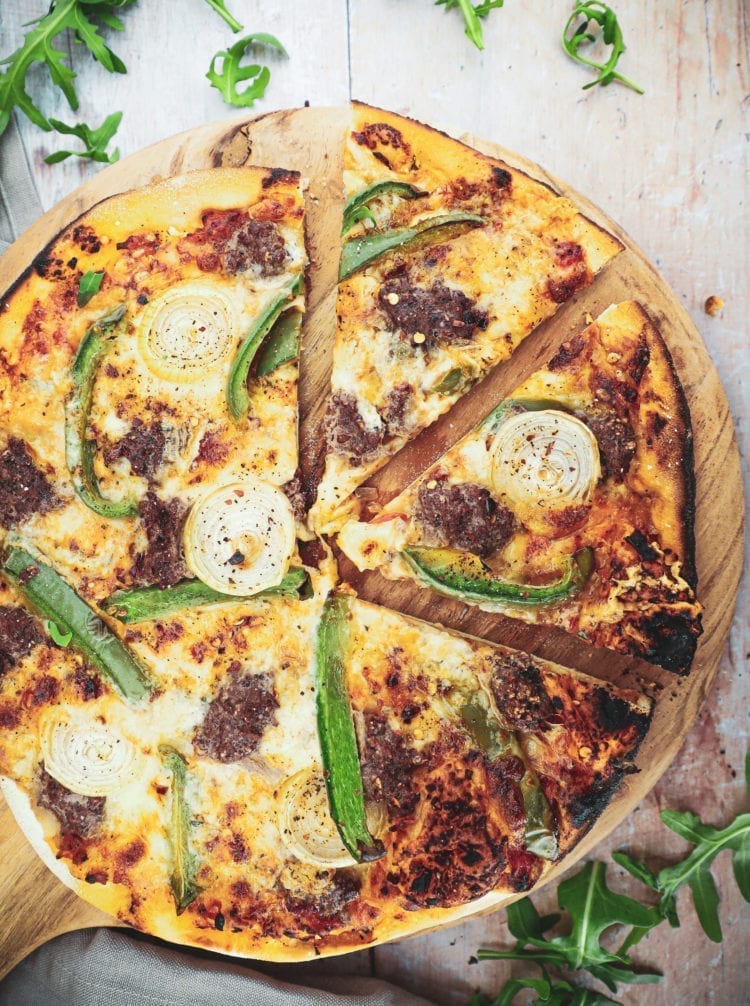 Opskrift på pizza med hakket oksekød, og grøn peber