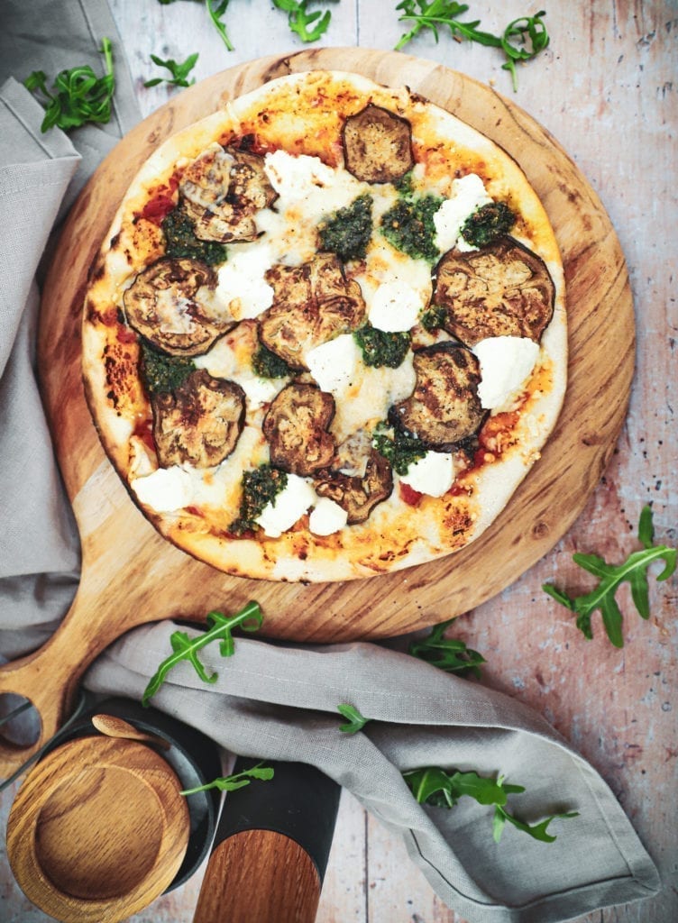 Opskrift på pizza med aubergine, ricotta og pesto - Inspiration til topping