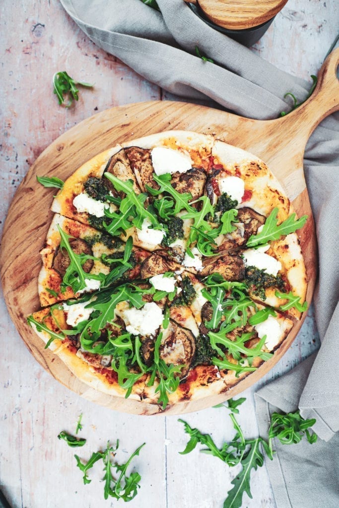 Opskrift på pizza med aubergine, ricotta og pesto - Inspiration til topping