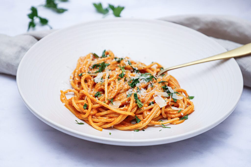 Pasta i cremet peberfrugtsauce - Opskrift med grillet peberfrugt