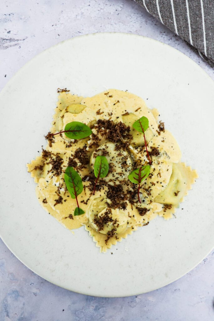 Ravioli med svampe - Opskrift med cremet flødesauce og trøffel
