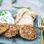 Opskrift på quinoafrikadeller med kartoffelsalat