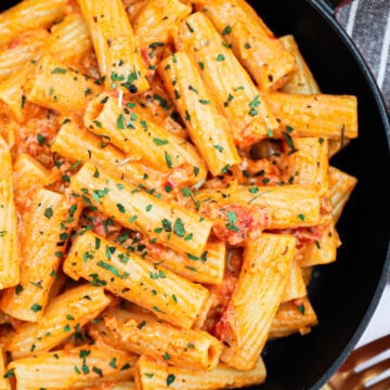 Cremet tomatsauce - Opskrift på pasta i cremet tomatsauce