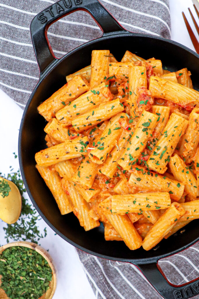 Cremet tomatsauce - Opskrift på pasta i cremet tomatsauce