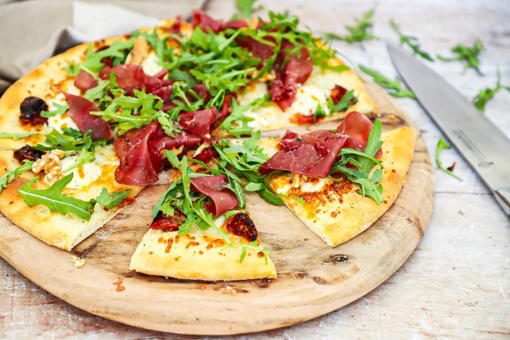 Pizza bianco - Opskrift med bresaola, mascarpone og nødder