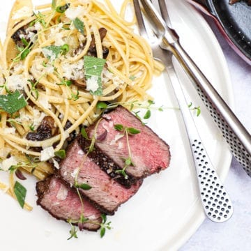 Pasta med salvie - Opskrift på bøf serveret med lækker pasta