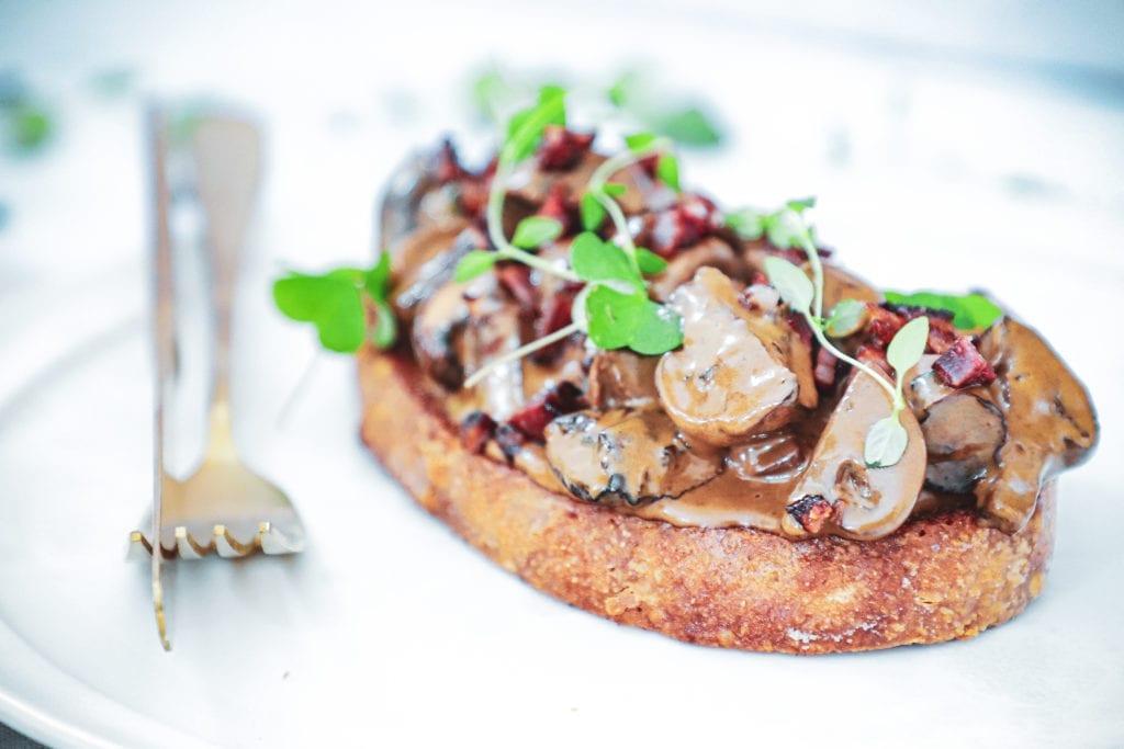 Champignon a la creme - Opskrift med smørstegt brød og knas