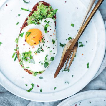 Avocado toast med spejlæg - Opskrift på nemt og sund morgenmad