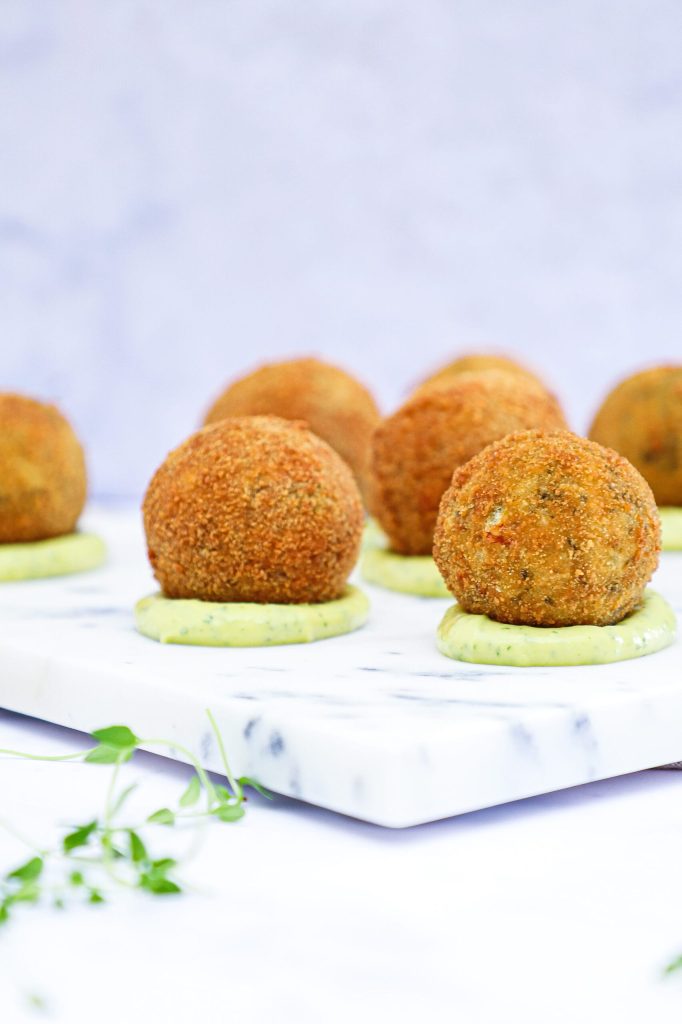 Arancini – Sprøde risottokugler med parmesan og basilikums mayo