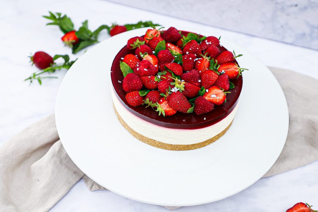 https://gourministeriet.dk/koldskaals-cheesecake-med-hindbaer-gele/