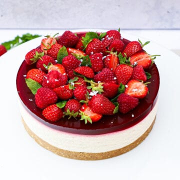 http://gourministeriet.dk/koldskaals-cheesecake-med-hindbaer-gele/