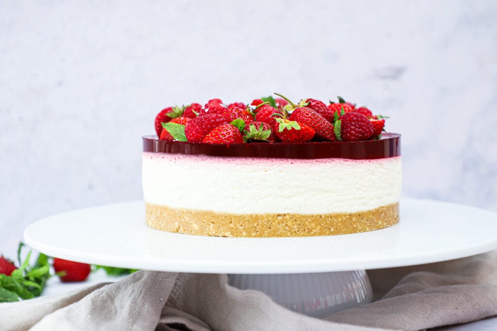 https://gourministeriet.dk/koldskaals-cheesecake-med-hindbaer-gele/