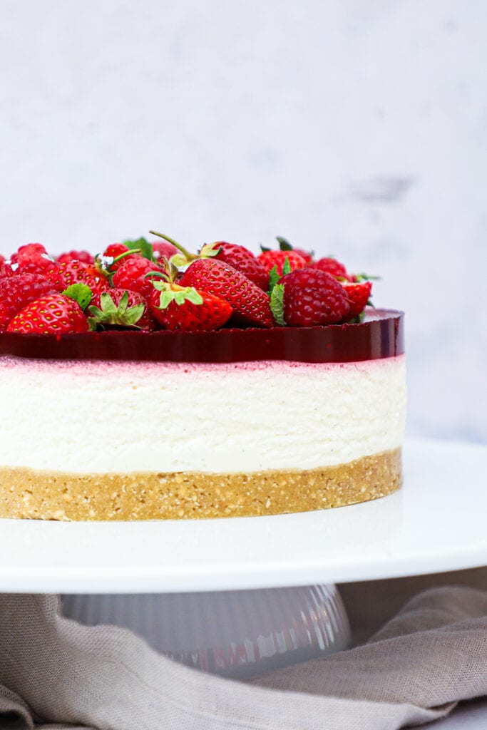 https://gourministeriet.dk/koldskaals-cheesecake-med-hindbaer-gele/