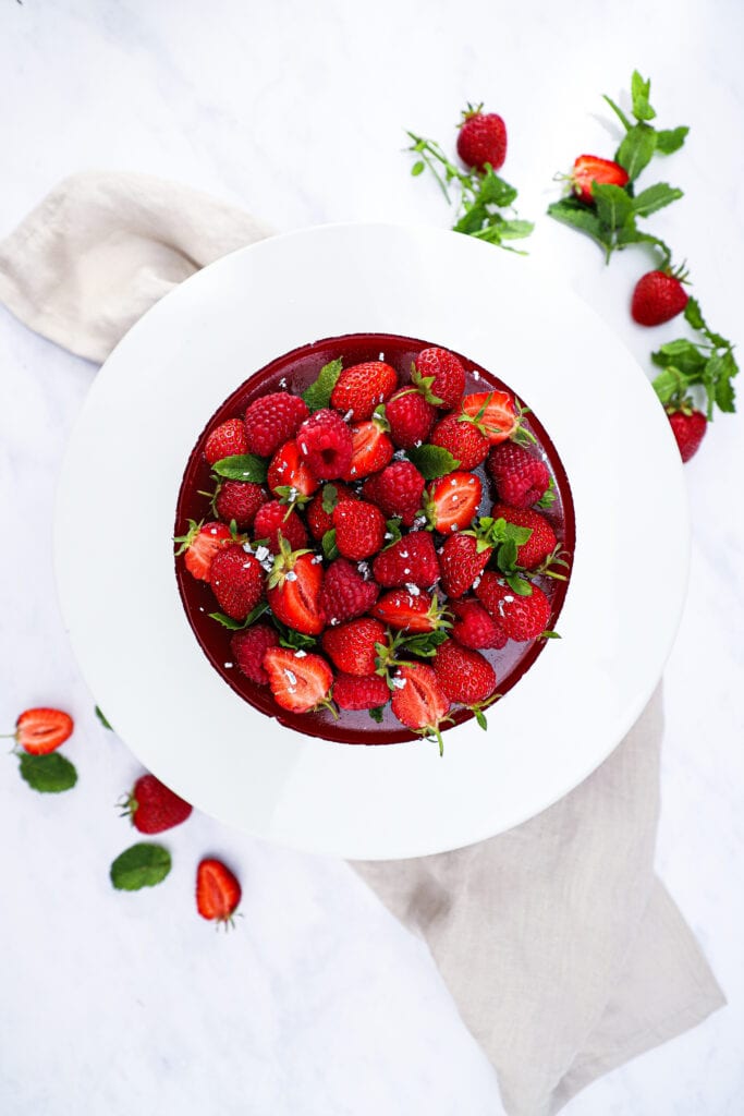 https://gourministeriet.dk/koldskaals-cheesecake-med-hindbaer-gele/