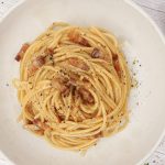 Spaghetti carbonara - Opskrift på klassisk carbonara med æg