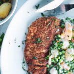 Skinkeschnitzel - Opskrift med stuvede ærter og gulerødder