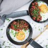 Sund morgenmad - Opskrift på spejlæg toppet med vegetar bolognese