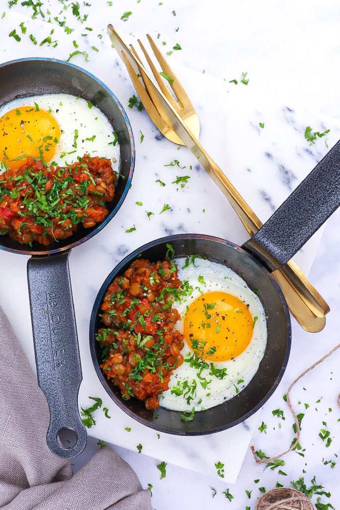 Sund morgenmad - Opskrift på spejlæg toppet med vegetar bolognese