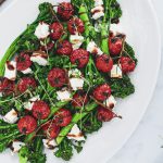 Broccolini salat - Opskrift med bagte tomater og feta