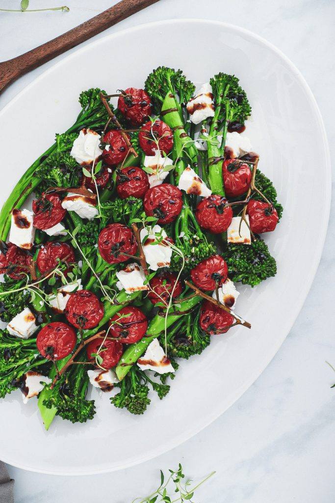Broccolini salat med bagte tomater, feta og balsamico