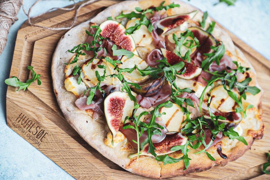 Pizza med serrano, gedeost og friske figner - Inspiration til topping