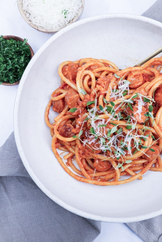 Pølsegryde - Opskrift på pasta med pølser i cremet tomatsauce