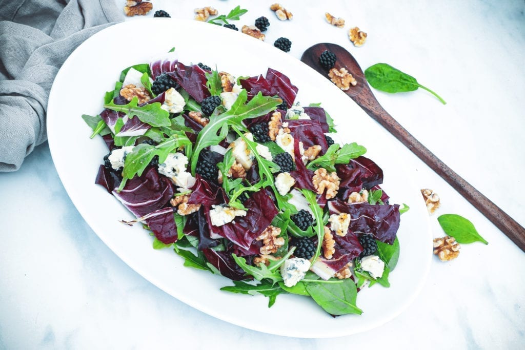 Salat med blåskimmel, valnødder og brombær - Opskrift på skønt tilbehør