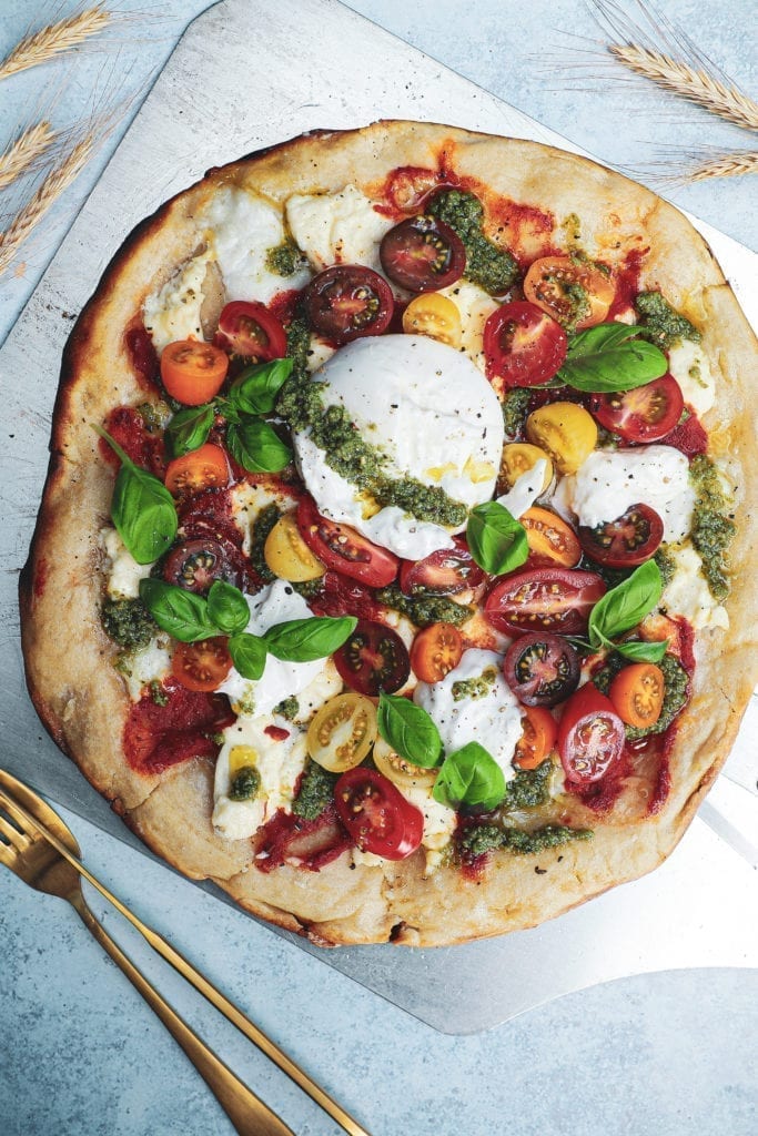 Pizza med burrata og friske tomater - Pizzatopping inspiration