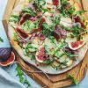 Pizza med serrano, gedeost og friske figner - Inspiration til topping