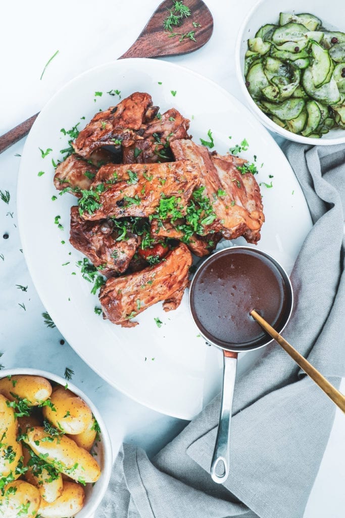 Gammeldags stegeben - Opskrift på spareribs i gryde