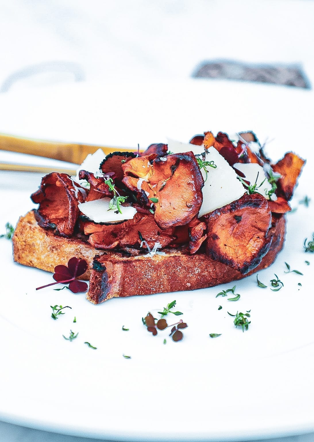 Kantarel toast - Opskrift på bruschetta med smørstegte kantareller