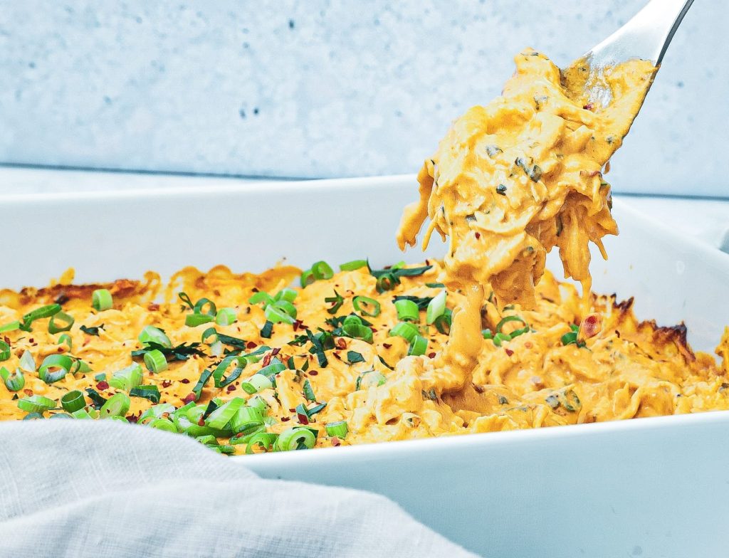 Oste dip med kylling - Opskrift på spicy buffalo chicken dip