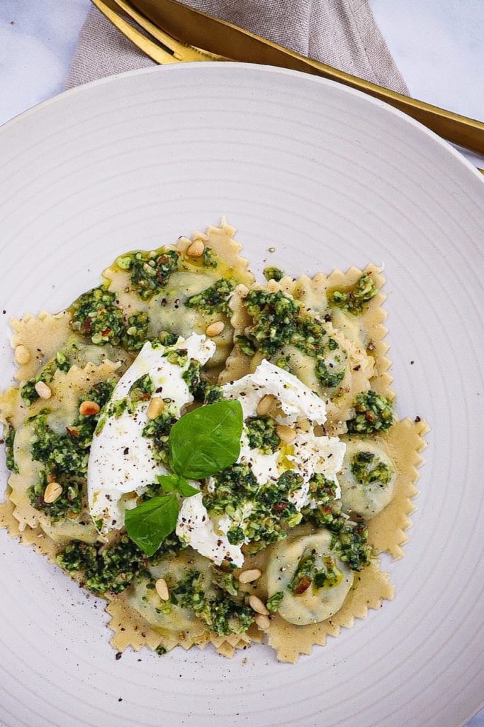 Ravioli - Opskrift på hjemmelavet ravioli med burrata og pesto