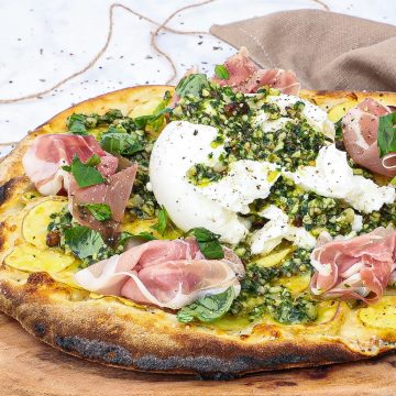 Kartoffelpizza - Opskrift på pizza med burrata, pesto og serrano