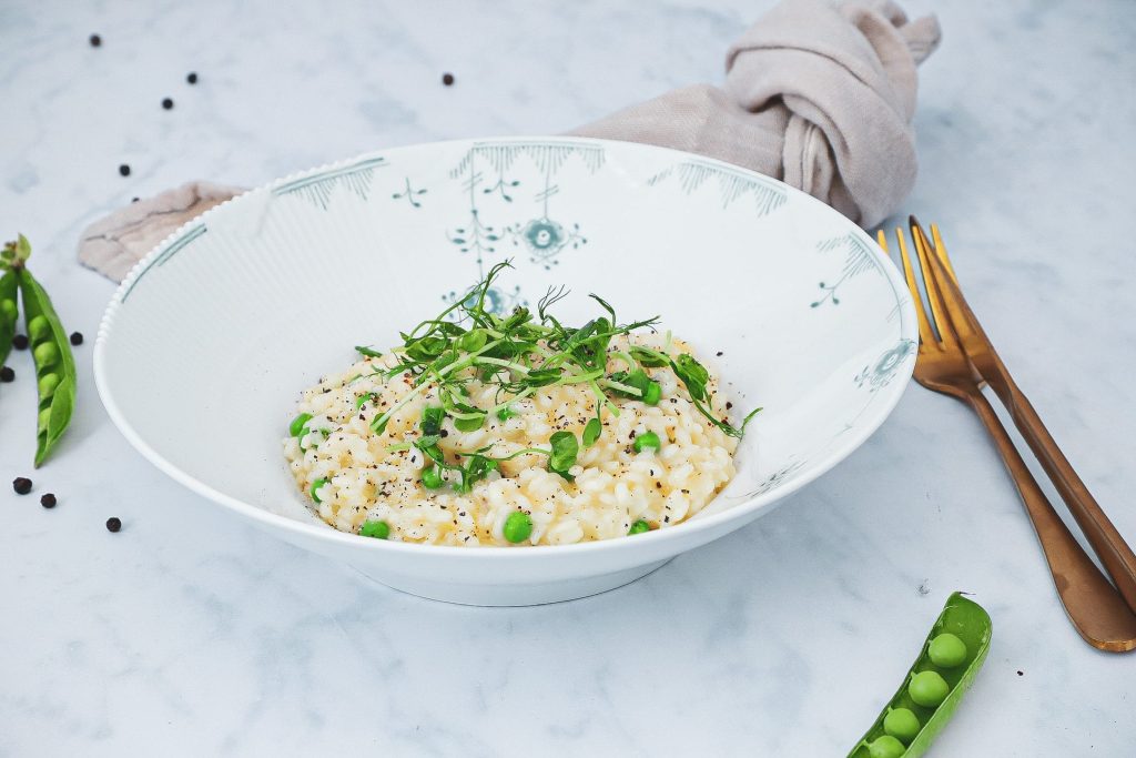 Citronrisotto med ærter - Opskrift på cremet risotto med citron