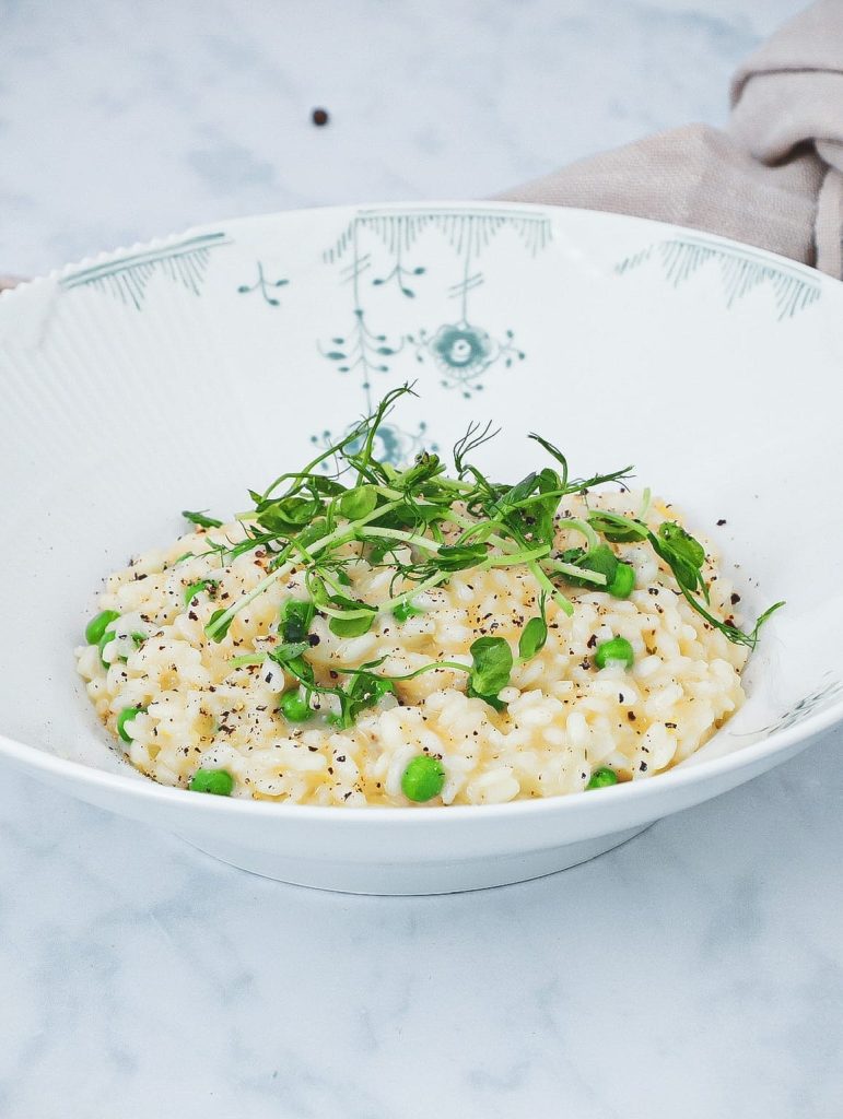 Citronrisotto med ærter - Opskrift på cremet risotto med citron