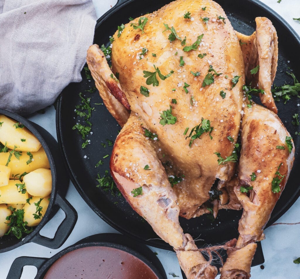 Grydestegt kylling - Opskrift på grydekylling med skysauce