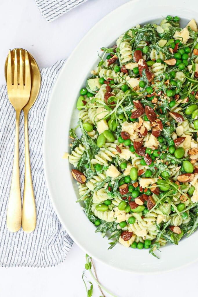 Cremet pastasalat med avocadodressing - Opskrift på pastasalat