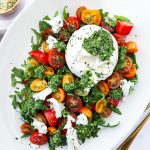 Burrata - Opskrift på tomatsalat med burrata og pesto