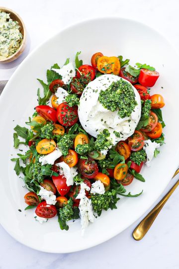 Burrata - Opskrift på tomatsalat med burrata og pesto