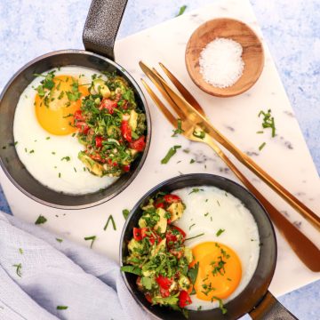 Sund morgenmad - Opskrift på spejlæg med avocado-tomatsalsa