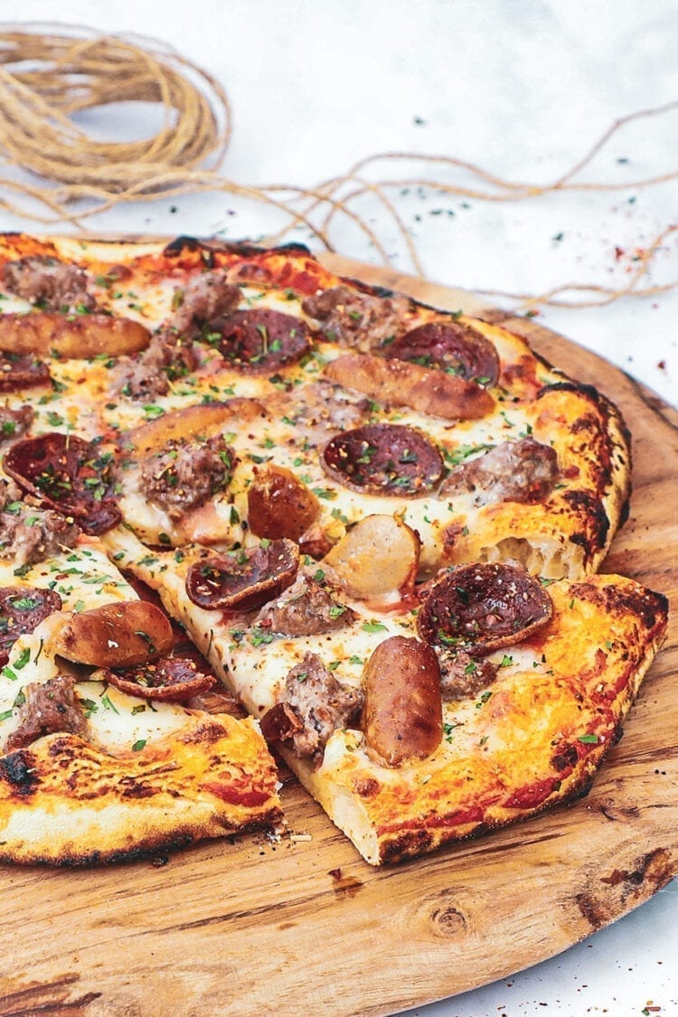 Pizza Meat Monster Opskrift med oksekød, pepperoni og pølser