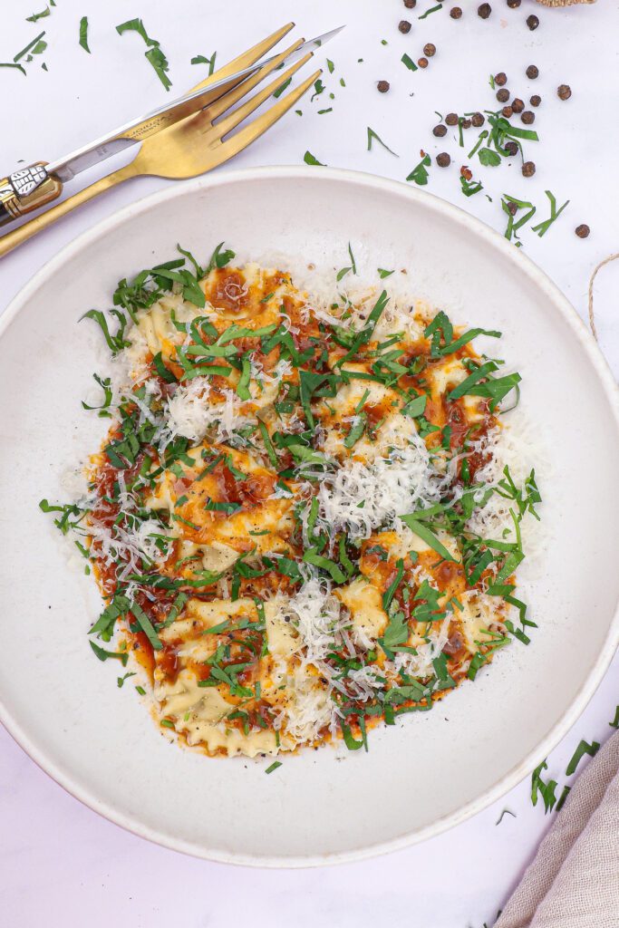 Ravioli med braiserede oksehaler - Opskrift på braiserede oksehaler